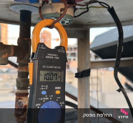 מד זרם מחובר לצינור חשמלי באתר עבודה